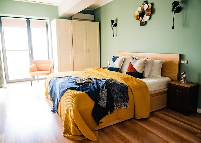 Rooftop With Large Harbor View Terrace Apartament